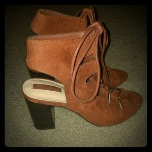Laced chunky heel